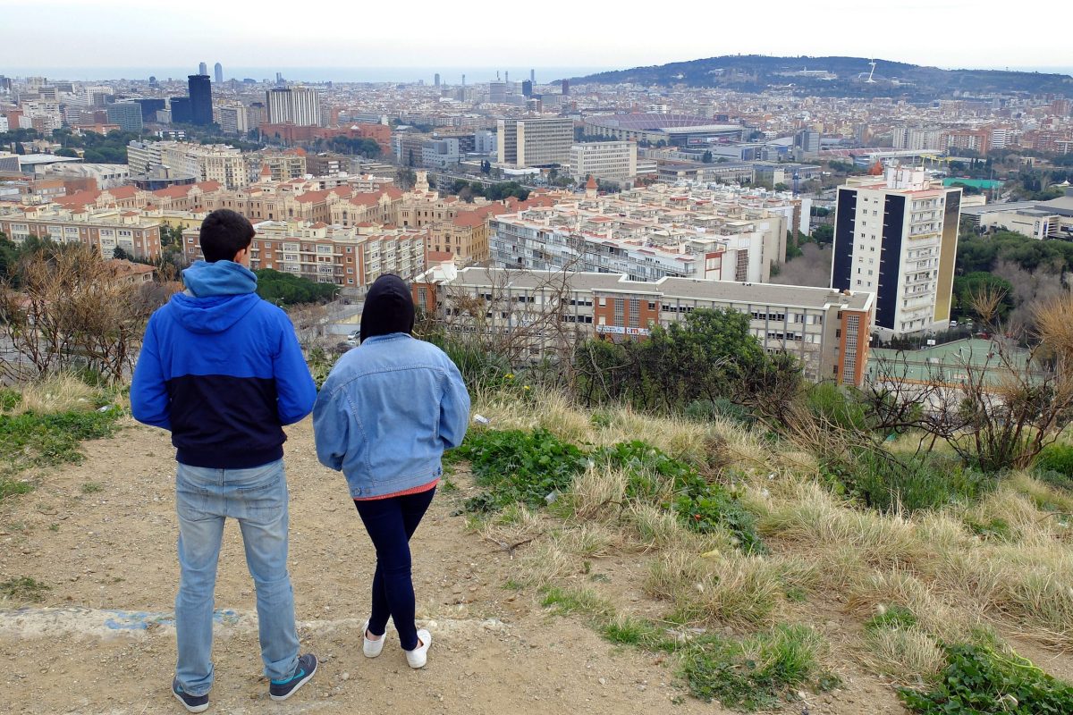 Joves contemplant la vist des d'un turó d Barcelona