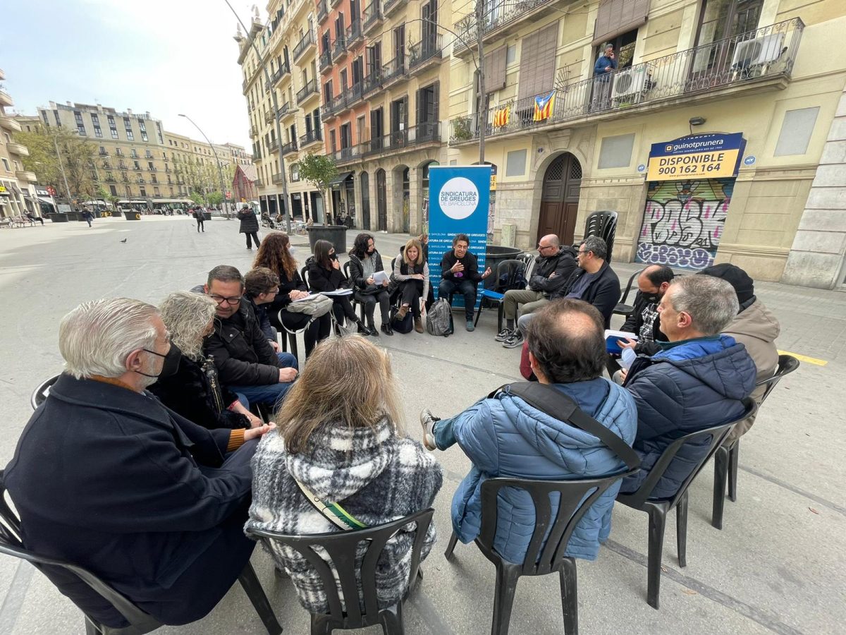 Reunió del síndic amb veïns de Sant Antoni, al carrer, en rotllana