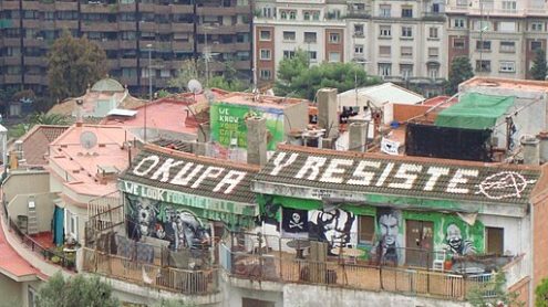 Lema Okupa i Resiste a un terrat de Barcelona