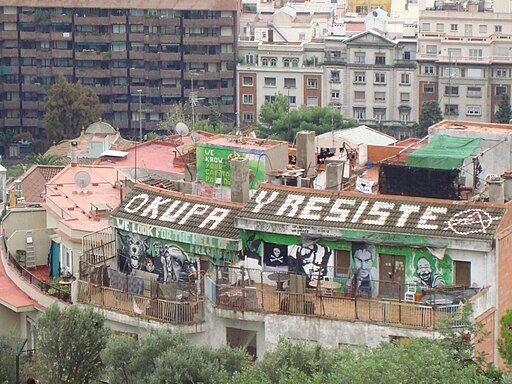 Lema Okupa i Resiste a un terrat de Barcelona