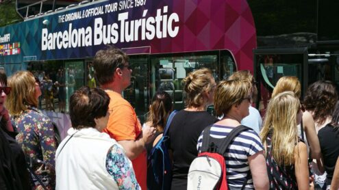 Turistes pugen al bus turístic