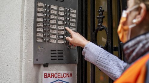 Treballadora del Servei d'Atenció Domiciliària pica a un pis