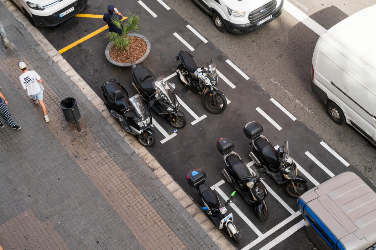 aparcament moto calçada