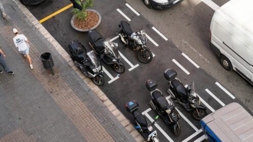 aparcament moto calçada